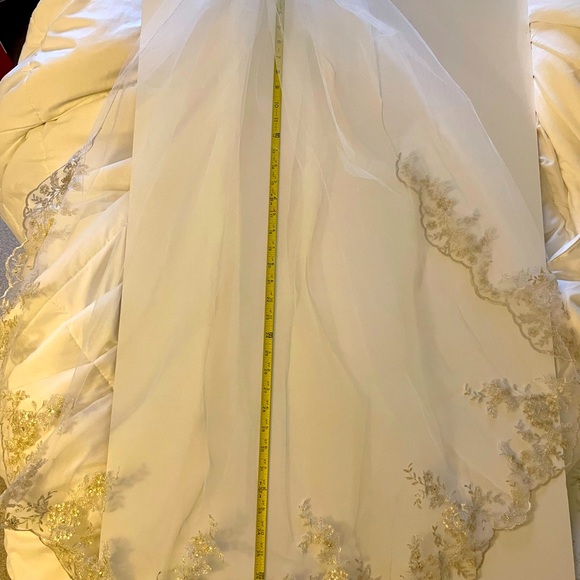 Scalloped Edge Lace Bridal Veil - Picture 15 of 16